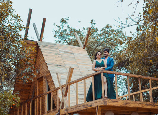 outdoor pre wedding poses